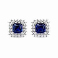 Foto do produto BRINCO DE PRATA SOLITARIO COM CONTORNO SAFIRA QUADRADA DE 5 MM E 42 PEDRAS CRAVEJADAS