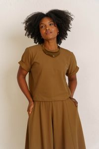 TSHIRT CROPPED ESSENCIAL - CARAMELO