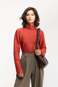 BLUSA MANGA LONGA GOLA ALTA TEXTURA - VERM. QUEIMADO