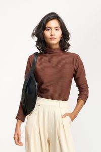 BLUSA MANGA LONGA GOLA ALTA TEXTURA - MARROM