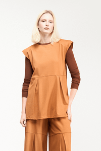 BLUSA MUSCLE CAMADAS - CARAMELO