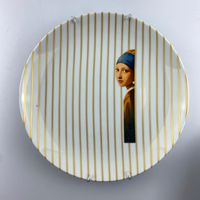 Foto do produto Prato Listrado - Menina do brinco de Pérolas - Greghi Design - 27cm