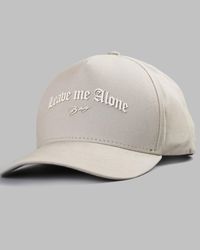 BONÉ TRUCKER LEAVE ME ALONE CREME