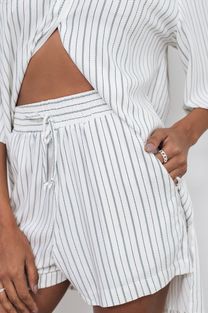 Short Curto Listrado Branco