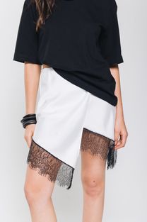 Saia Assimétrica de Cetim Com Renda Off White