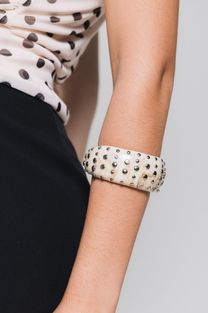 Bracelete Resina Studs Bege