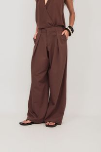 Calça Alfaiataria Ampla com Pregas Marrom