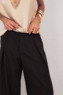 Calça Alfaiataria Ampla com Pregas Preta