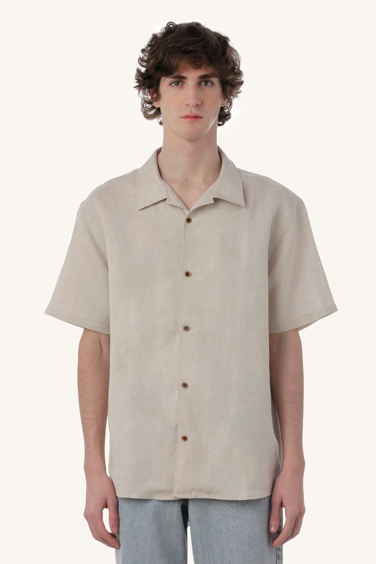 CAMISA MANGA CURTA VISCOLINHO LOGO BORDADO CRU | SHORT SLEEVE VISCOSE SHIRT RAW LOGO