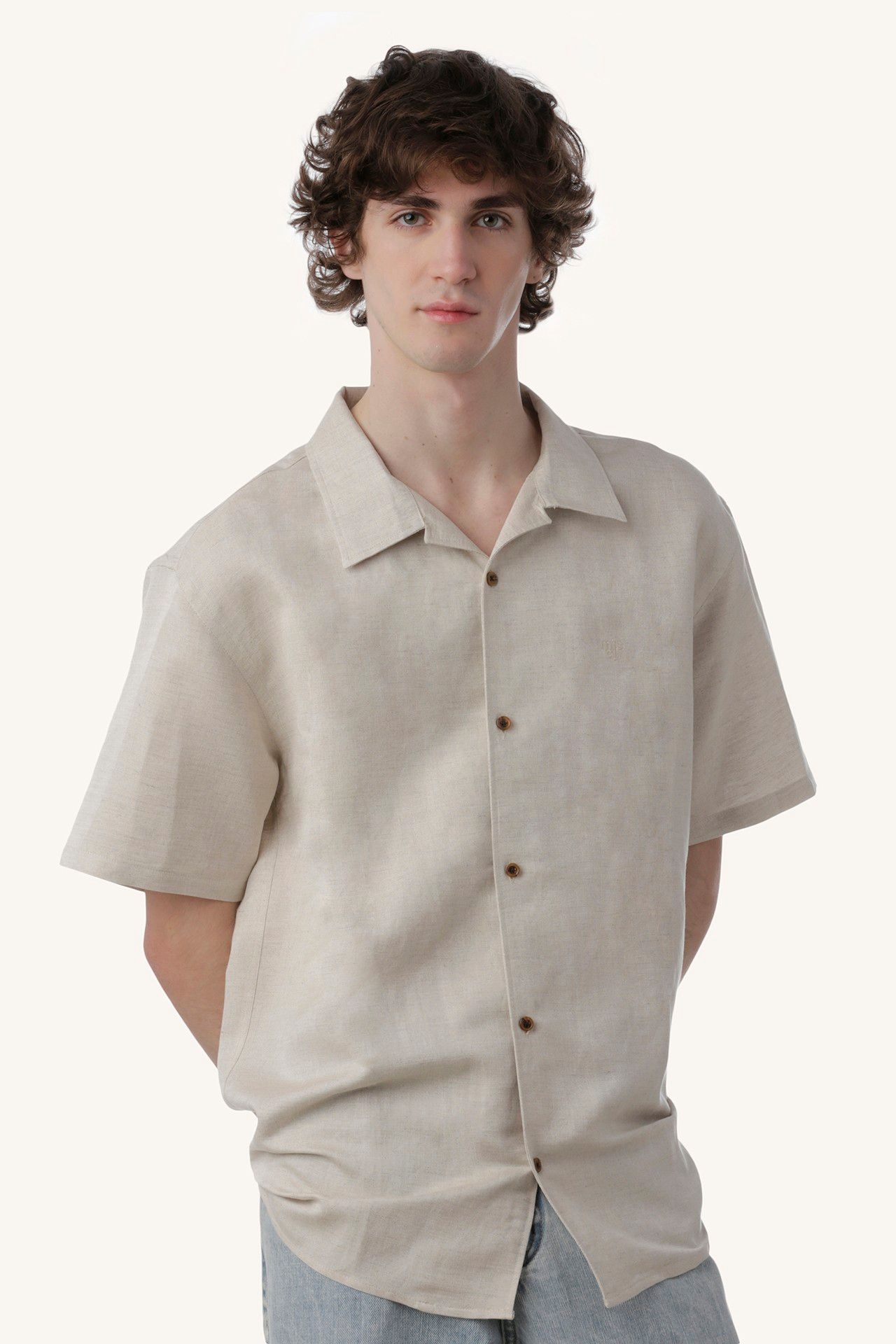 CAMISA MANGA CURTA VISCOLINHO LOGO BORDADO CRU | SHORT SLEEVE VISCOSE SHIRT RAW LOGO