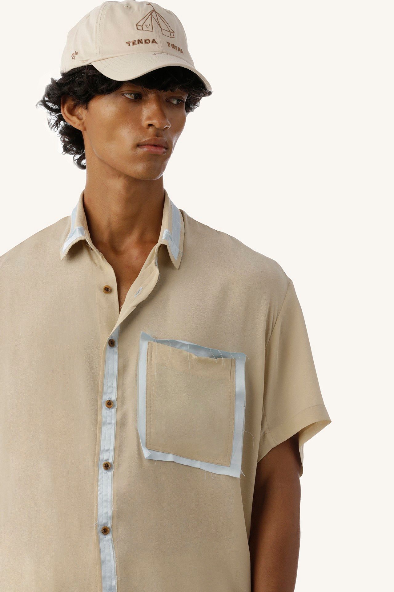 CAMISA MANGA CURTA PICADEIRO CREPE CHINE BEGE | BEIGE CREPE PICADEIRO SHORT SLEEVE SHIRT