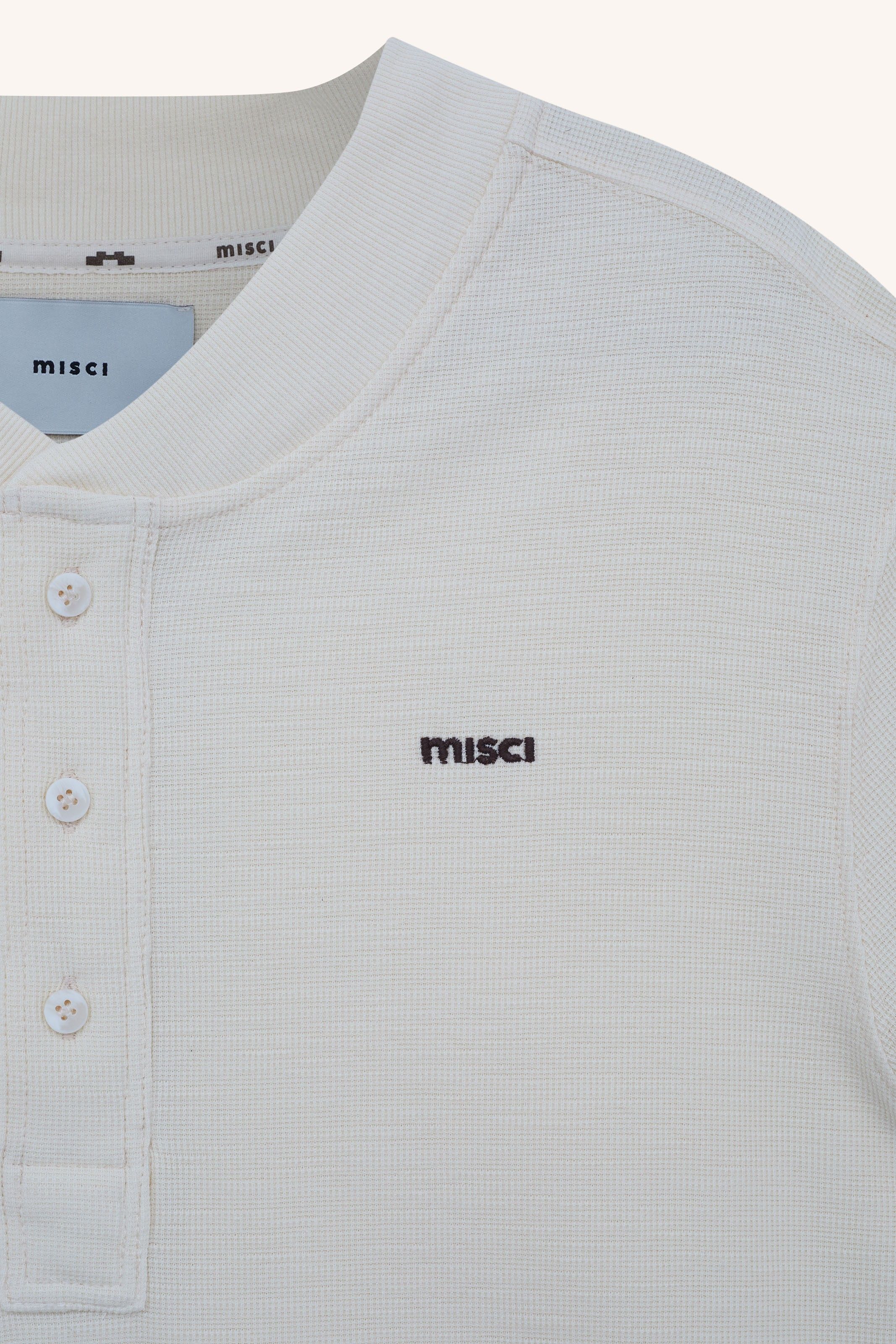 CAMISETA GOLA PORTUGUESA ALGODÃO CRU | BEIGE COTTON GRANDAD COLLAR T-SHIRT