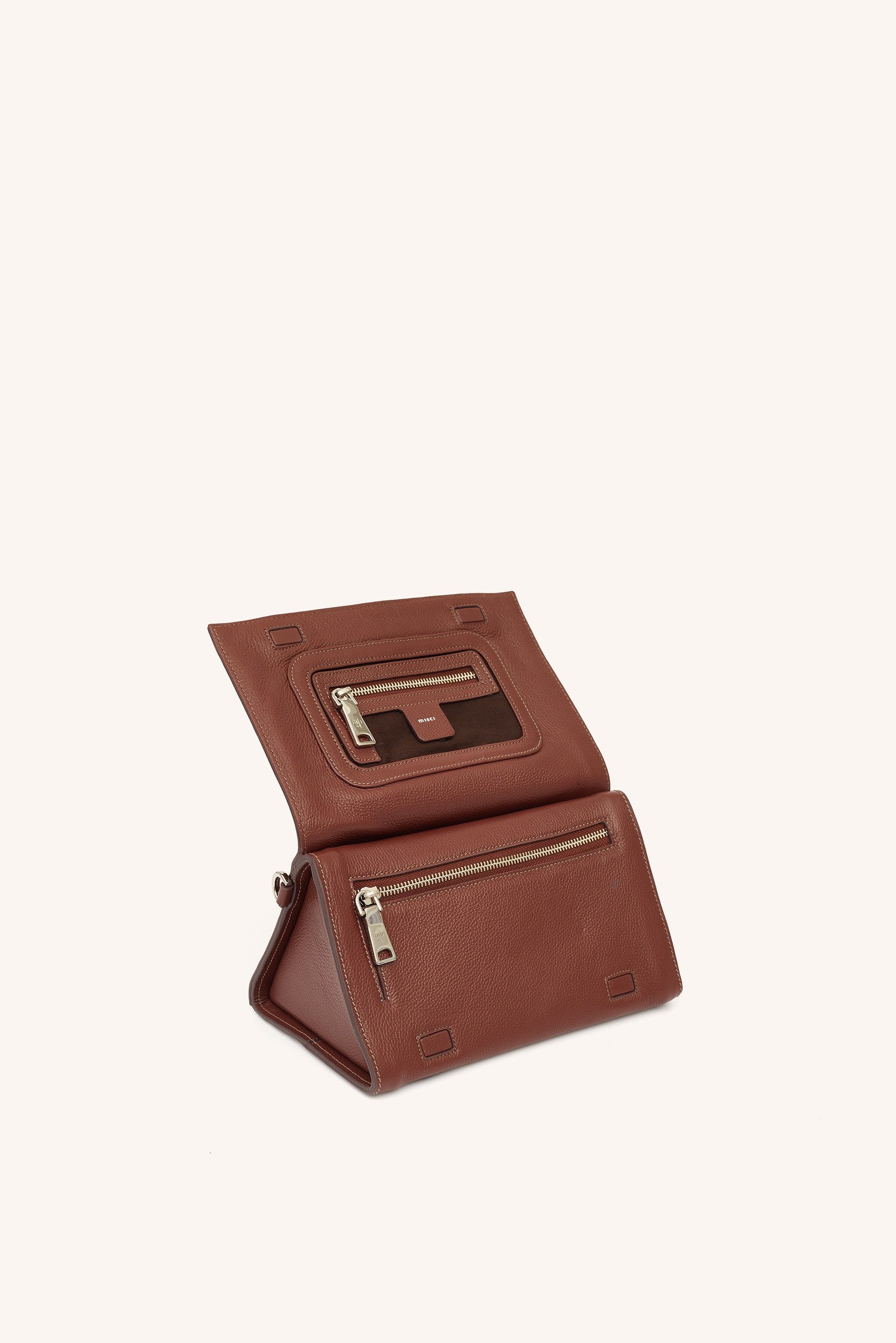 BOLSA MINI TRIÂNGULO CAMURÇA CAFÉ | MINI TRIANGLE SUEDE COFFEE BAG
