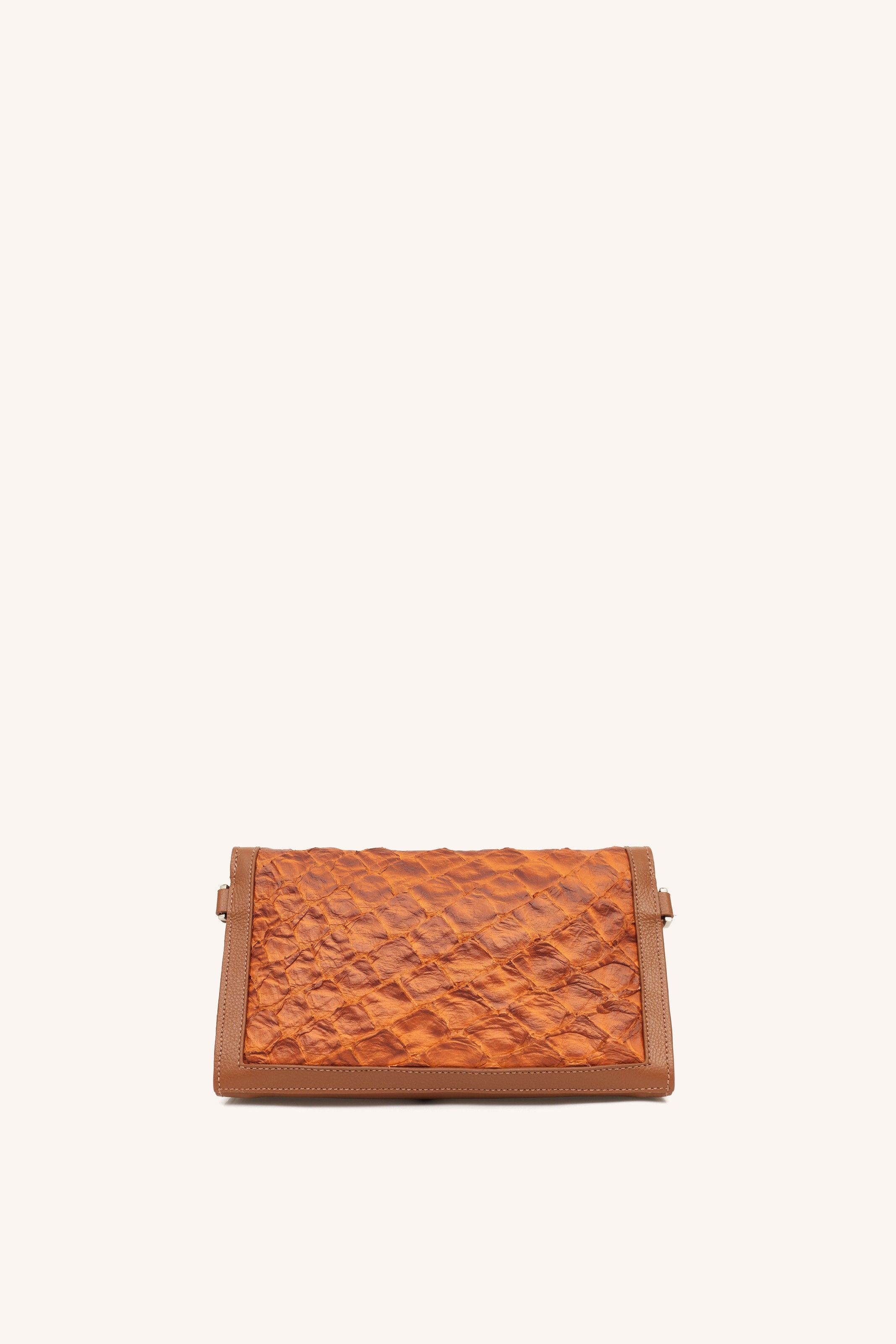 BOLSA MINI TRIÂNGULO PIRARUCU WHISKY | WHISKY PIRARUCU TRIANGLE MINI BAG