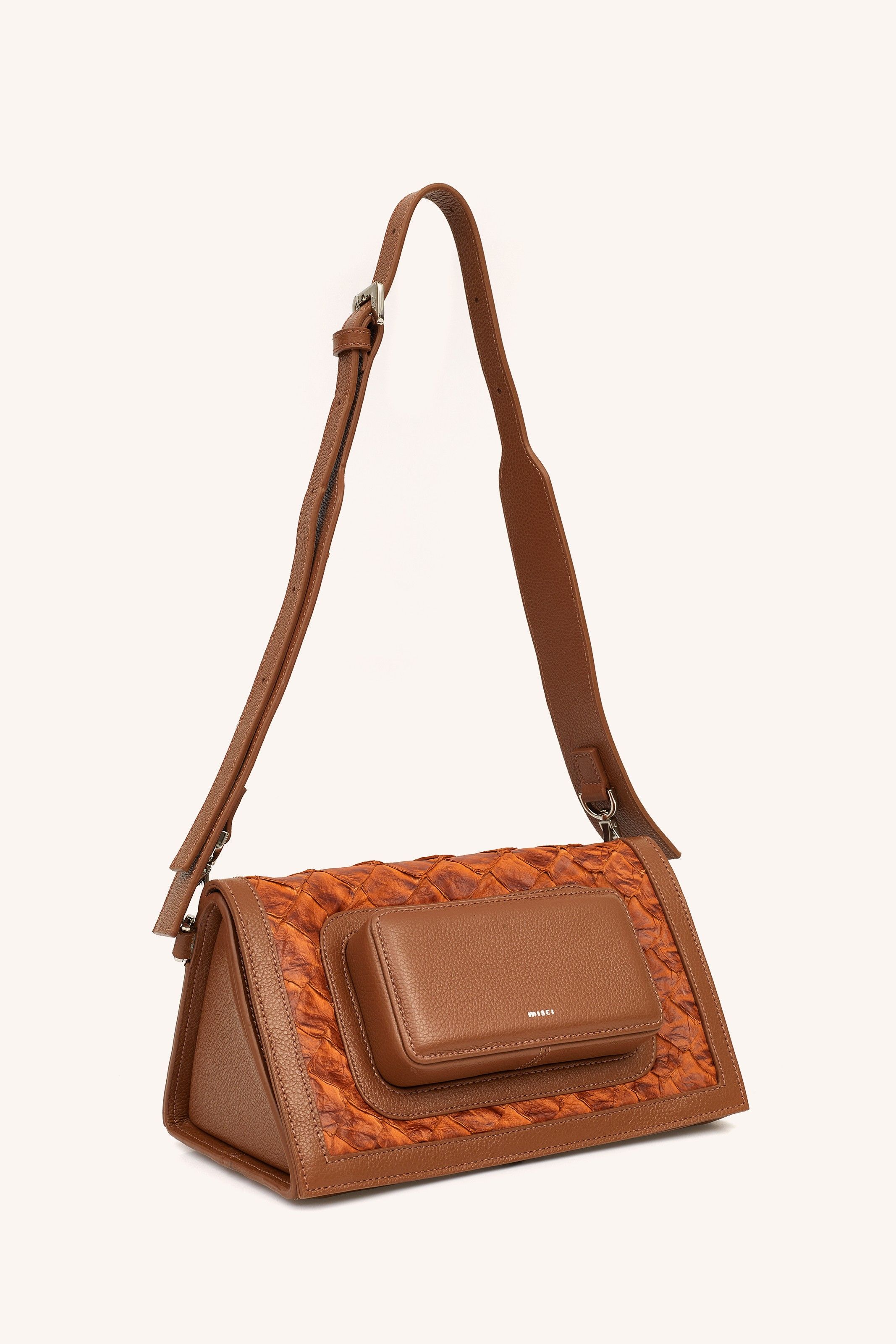 BOLSA MINI TRIÂNGULO PIRARUCU WHISKY | WHISKY PIRARUCU TRIANGLE MINI BAG