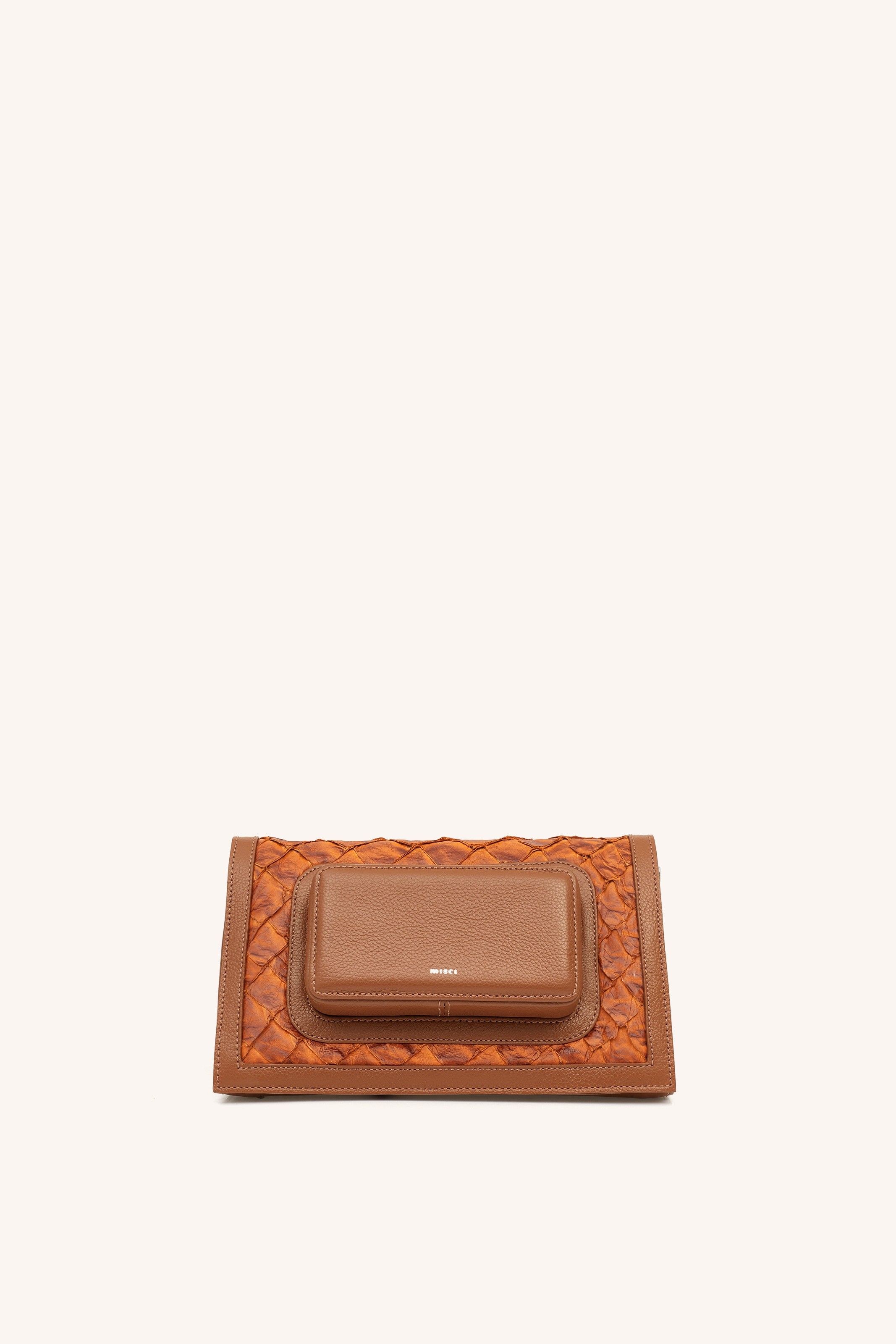BOLSA MINI TRIÂNGULO PIRARUCU WHISKY | WHISKY PIRARUCU TRIANGLE MINI BAG
