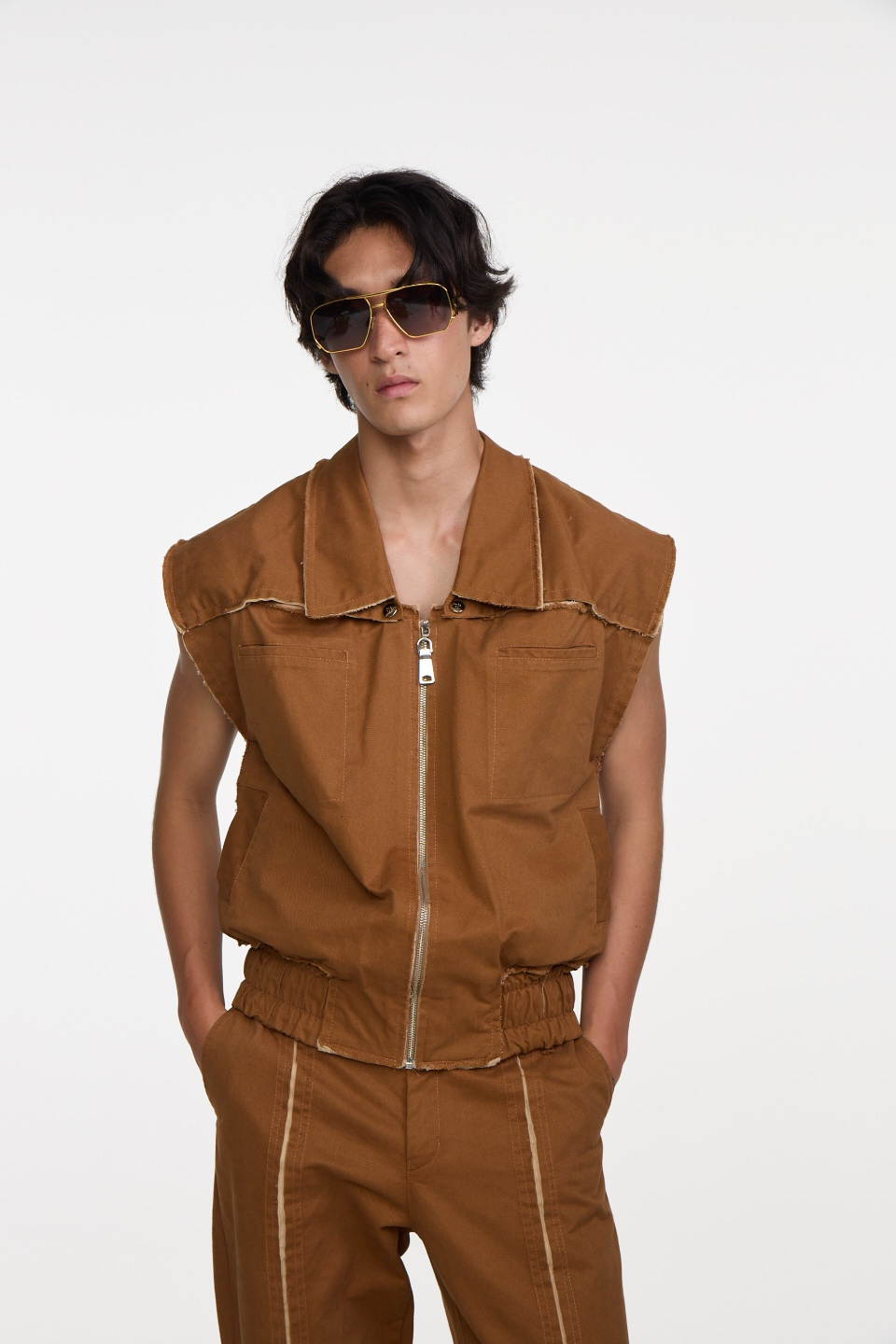 COLETE RASGO SARJA CARAMELO BEGE | CARAMEL BEIGE TWILL DISTRESSED VEST