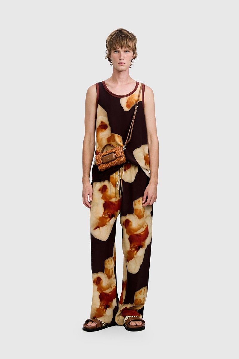 CALÇA DIÁLOGO ESTAMPADA PIPOCA ESCURA | DIÁLOGO PRINTED PANTS – DARK