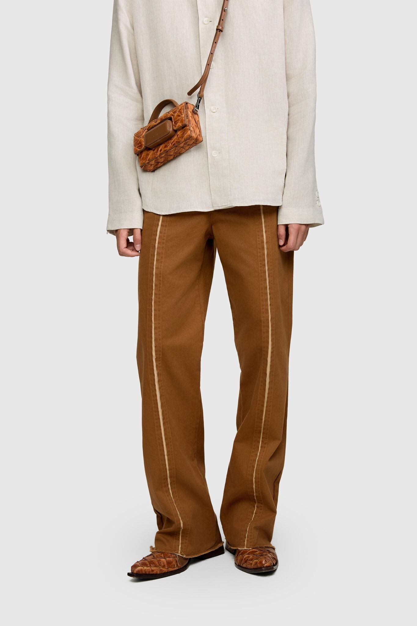 CALÇA RASGO SARJA CARAMELO BEGE | CARAMEL BEIGE DISTRESSED TWILL PANTS