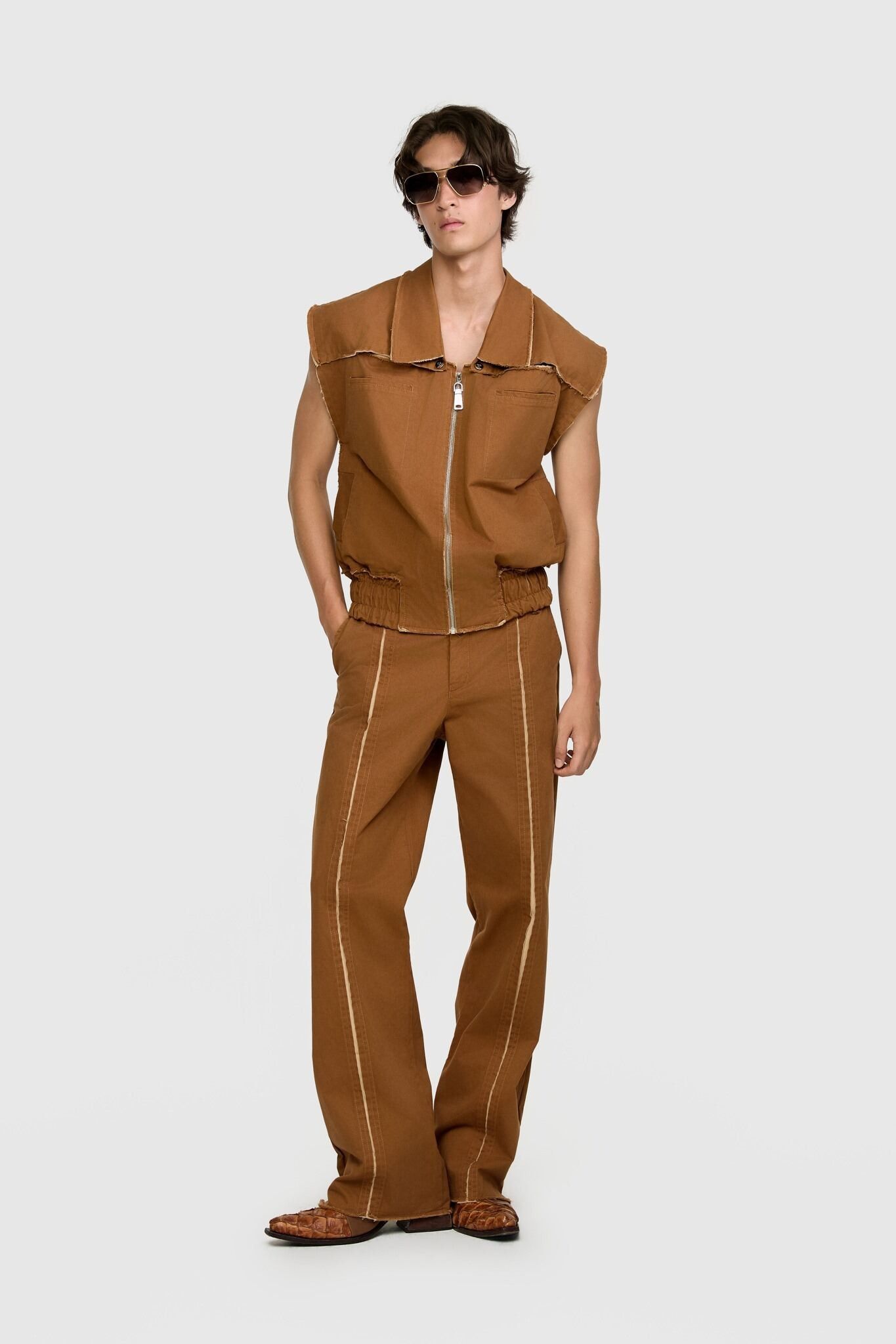 COLETE RASGO SARJA CARAMELO BEGE | CARAMEL BEIGE TWILL DISTRESSED VEST
