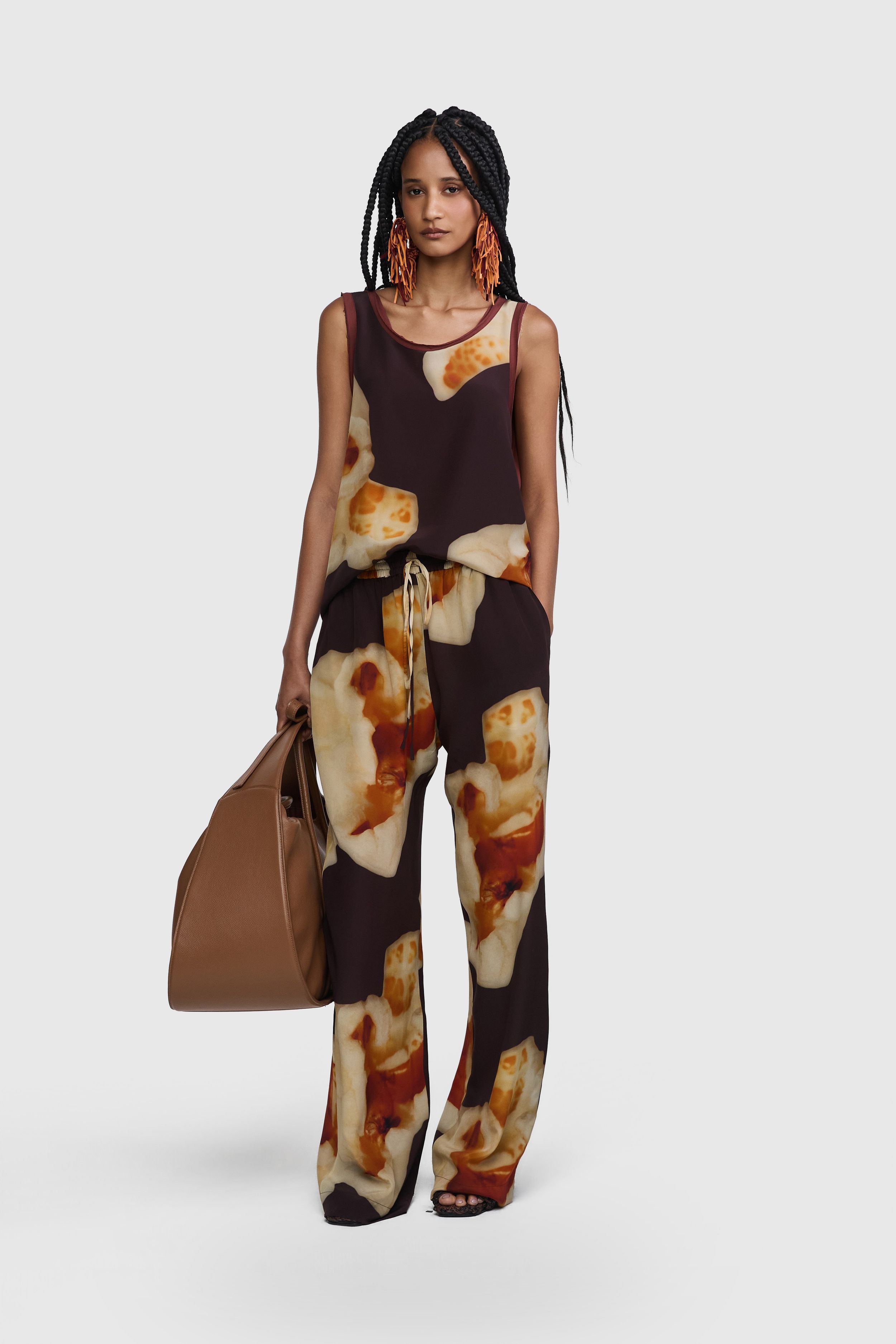 CALÇA DIÁLOGO ESTAMPADA PIPOCA ESCURA | DIÁLOGO PRINTED PANTS – DARK