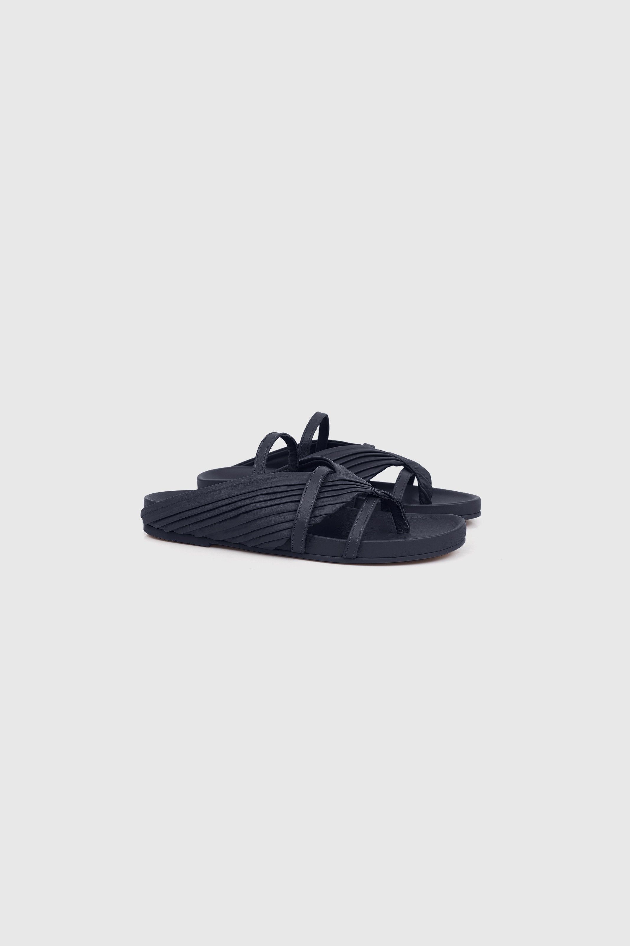 CHINELO FILME PLISSADO AZUL MARINHO | NAVY BLUE PLEATED FILM SLIPPER