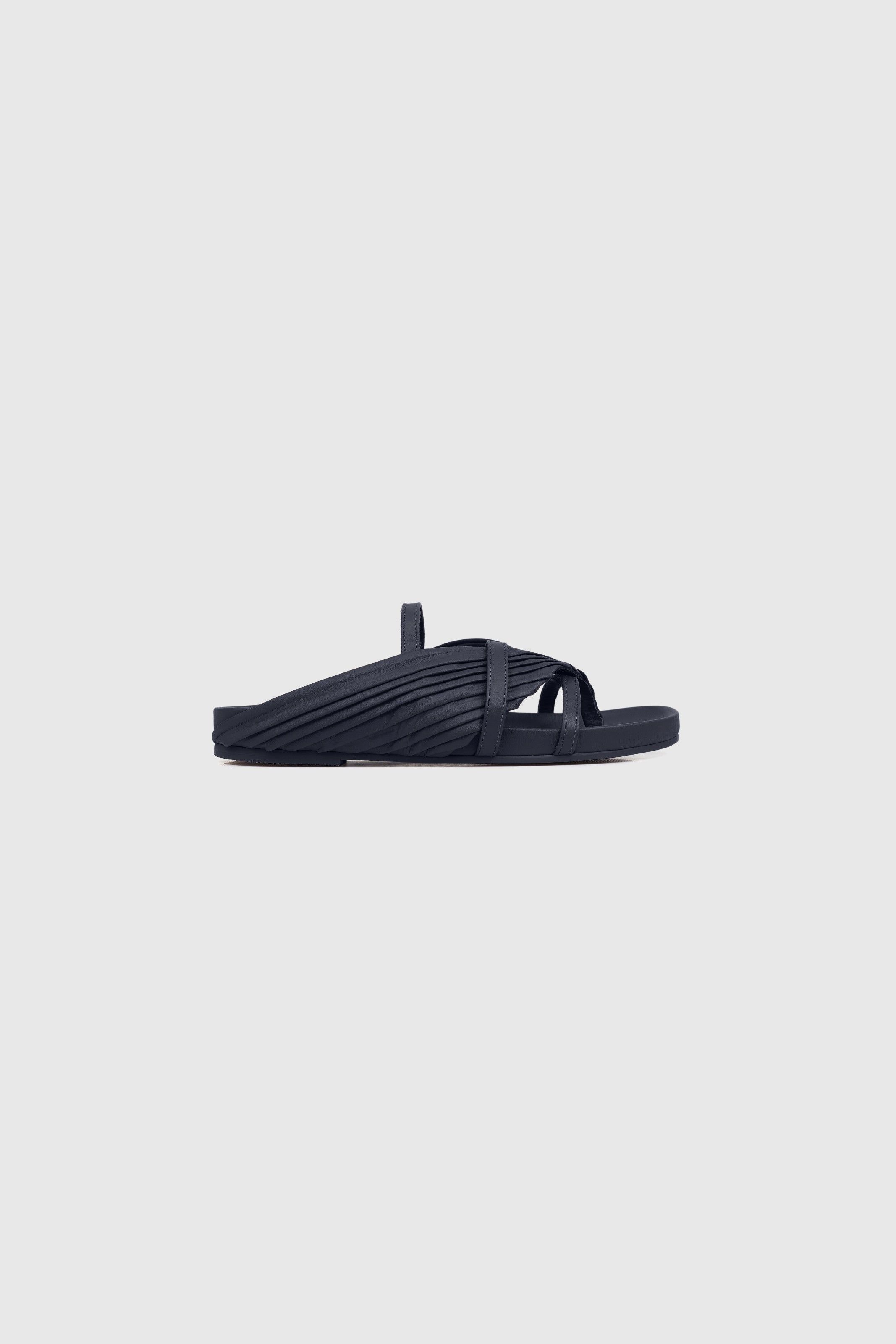 CHINELO FILME PLISSADO AZUL MARINHO | NAVY BLUE PLEATED FILM SLIPPER