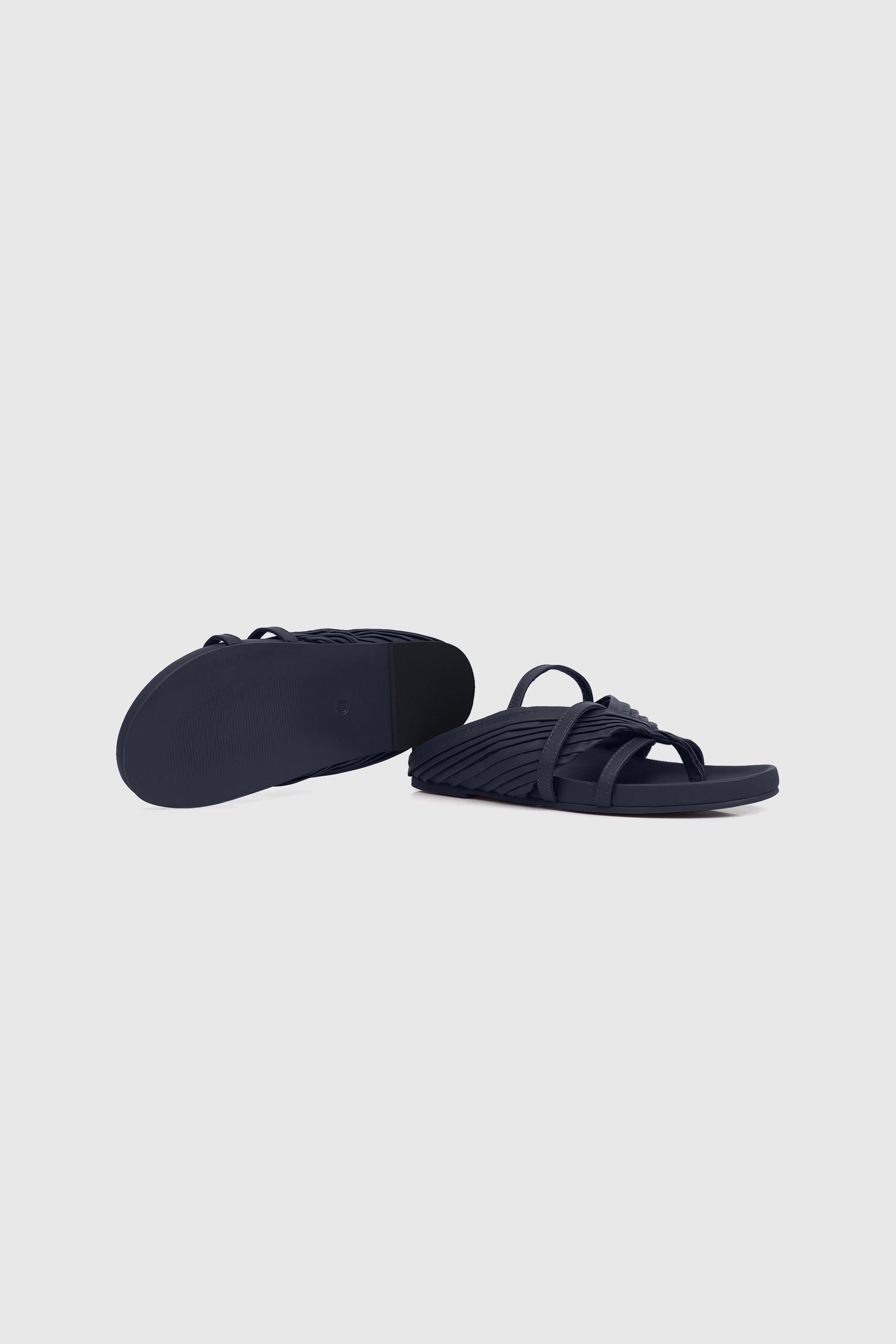 CHINELO FILME PLISSADO AZUL MARINHO | NAVY BLUE PLEATED FILM SLIPPER