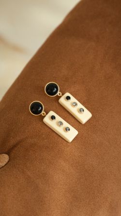 BRINCO METAL RESINA STRASS