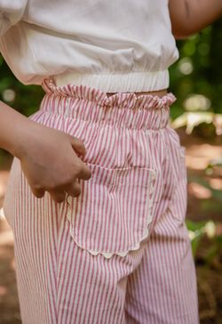 Calça Infantil Menina Listrada Vermelha com Bolsos e Sianinha