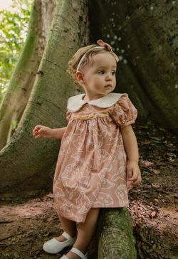 Vestido de Festa Infantil Bebê Menina Estampa Pequenos Habitantes com Gola e Laço