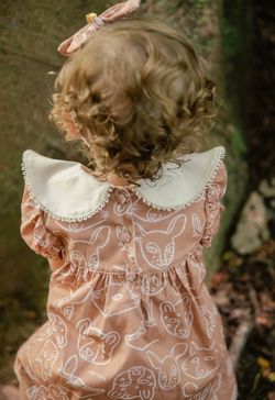 Vestido de Festa Infantil Bebê Menina Estampa Pequenos Habitantes com Gola e Laço