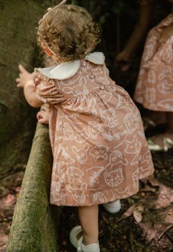 Vestido de Festa Infantil Bebê Menina Estampa Pequenos Habitantes com Gola e Laço