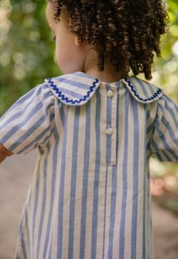 Vestido Infantil Menina Listrado Azul com Gola Boneca e Bolsos
