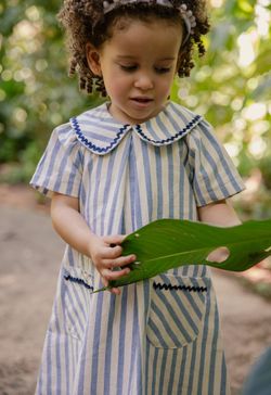 Vestido Infantil Menina Listrado Azul com Gola Boneca e Bolsos