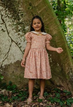 Vestido de Festa Infantil Menina Estampa Pequenos Habitantes com  Gola Boneca
