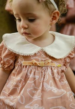 Vestido de Festa Infantil Bebê Menina Estampa Pequenos Habitantes com Gola e Laço