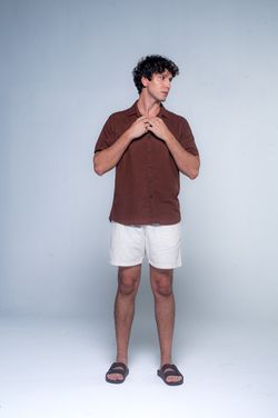 camisa linho manga curta marrom