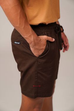 short sarja marrom