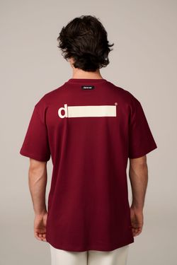 camiseta regular d! tarja bordô
