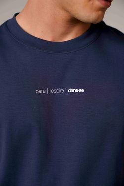 camiseta regular pare respire marinho