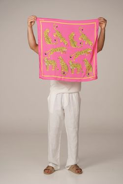 lenço onça rosa