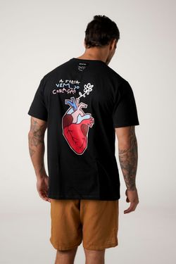 camiseta coração toys preto