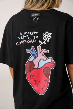 camiseta coração toys preto