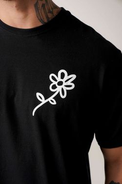 camiseta coração toys preto