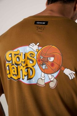 camiseta regular toysland caqui