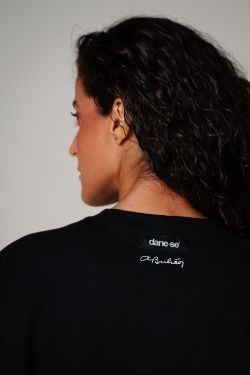camiseta regular igrejinha bordado preto