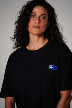 camiseta regular igrejinha bordado preto