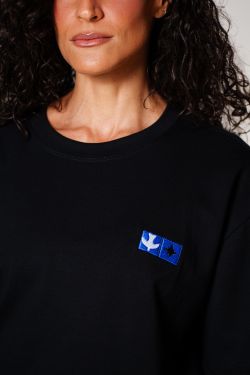 camiseta regular igrejinha bordado preto