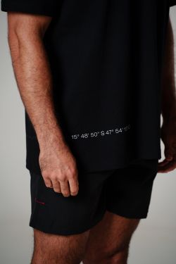 camiseta regular igrejinha Athos Bulcão preto